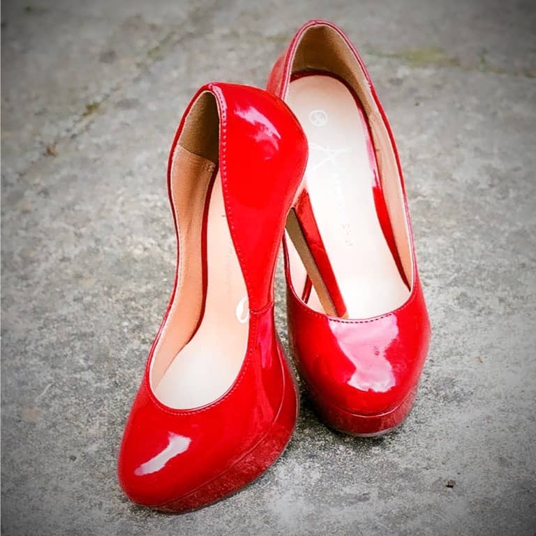Symbolbild: Rote Schuhe (Foto: Justin MacIntosh auf Pixabay)