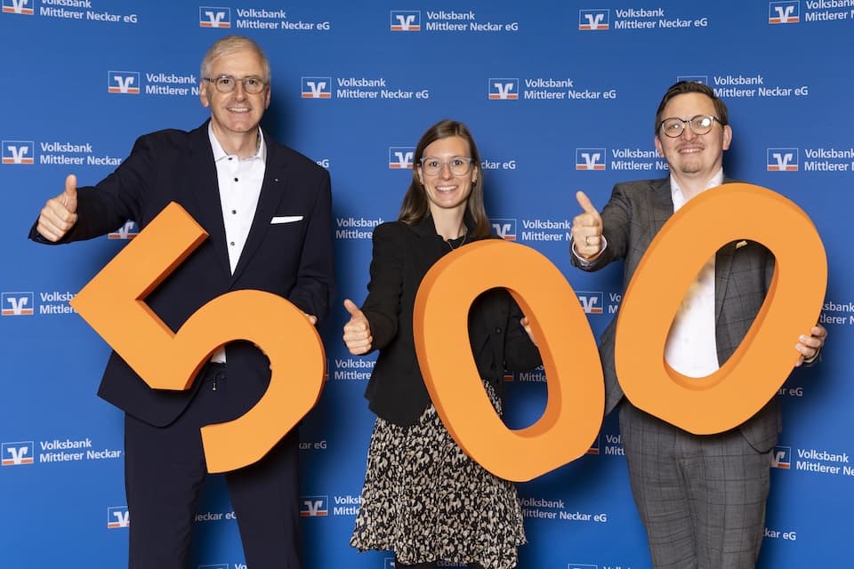 Foto mit Vorstandssprecher Markus Schaaf (links) und Vorstandsmitglied Oliver Göder (rechts) bei der Spendenübergabe.
